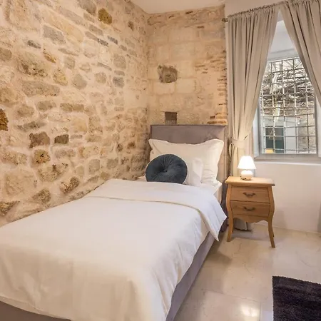 Lola - Zf Hvar Apartman *