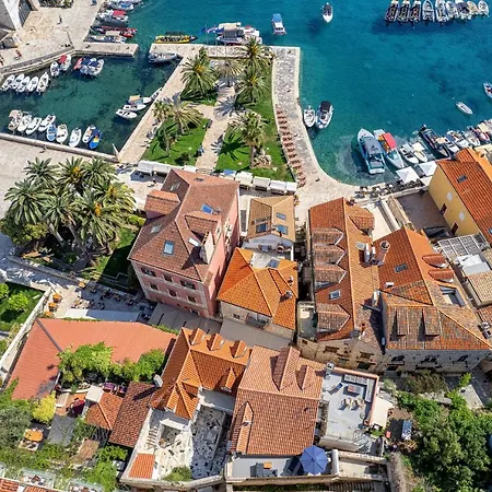 Lola - Zf Hvar * Χβαρ